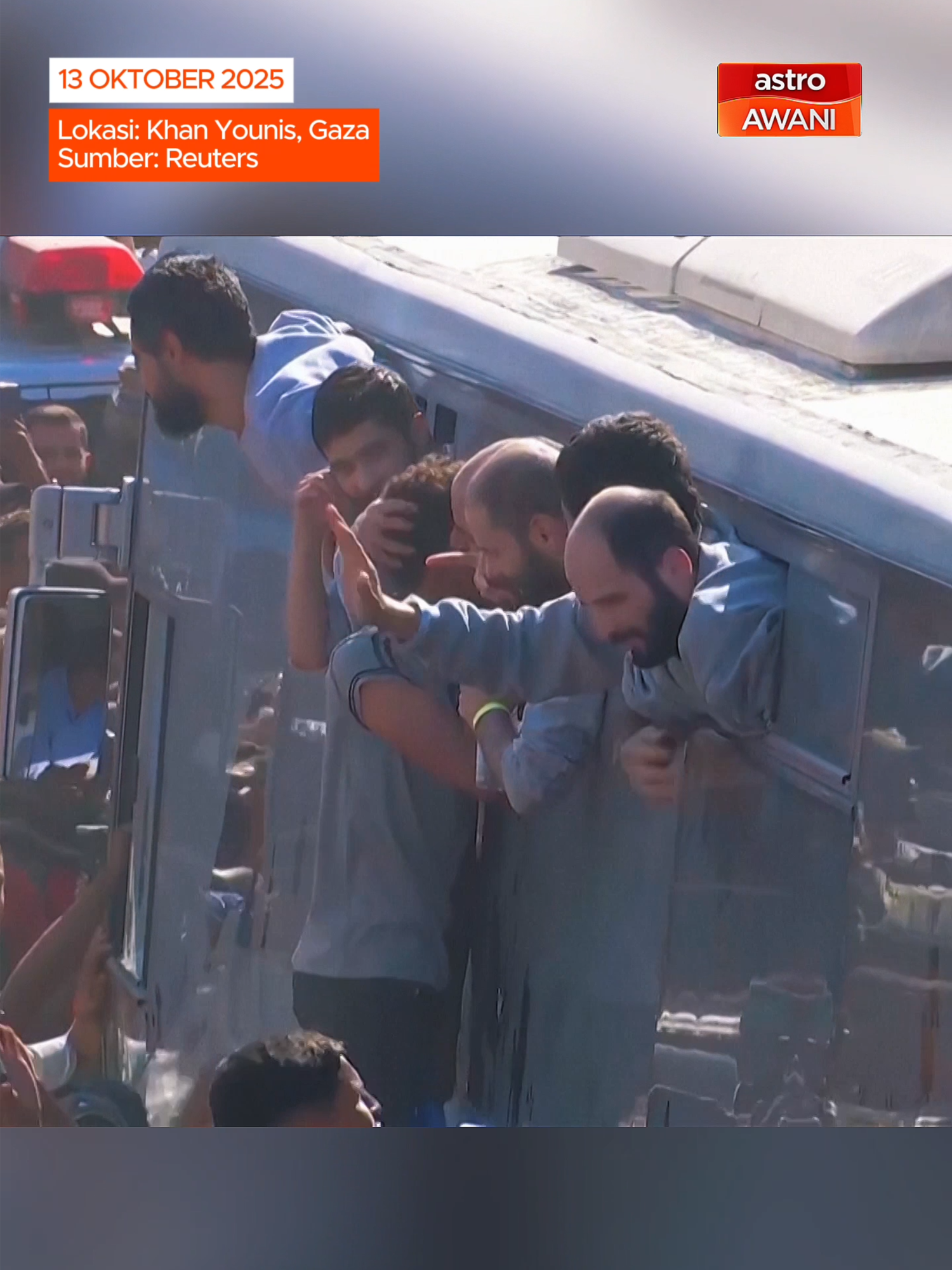 Ribuan penduduk berhimpun di Hospital Nasser, Khan Younis bagi menyambut pembebasan tahanan Palestin di bawah perjanjian gencatan senjata Hamas-Israel. Di bawah perjanjian itu, Hamas membebaskan 20 tebusan terakhir, manakala Israel dijangka membebaskan 250 banduan, 1,700 tahanan Gaza, 22 remaja Palestin serta 360 mayat pejuang. #AWANInews