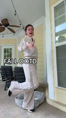 Two-piece atheltic set with tummy control and a jacket. Comfortable and great quality. Hugs the curves while still being wide leg. Wearing a small (5'3 size 4) #halara #leggings #twopieceset #fallfashion #tiktokshopfalldealsforyou 