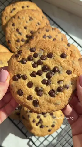 Американські кукіс з шоколадом🍪 хрусткі ззовні, мʼякенькі всередині, ідеальний рецепт цього печива! всі інгредієнти замішую однією ложкою в одній мисці 🌿Інгредієнти: 150 г мʼякого масла 160 г цукру 1 яйце ціле і 1 жовток 220 г борошна 1 ч.л. крохмалю кукурудзяного 1 ч.л. розпушувача 1/4 ч.л. соди 1 ч.л. ванільного цукру щедра дрібка солі 160 г шоколаду (2 шоколадки 56% або шоколадні каплі, за бажанням ще горіхи можете додати) 🌿Приготування: 👉🏻по черзі змішуємо всі інгредієнти, і охолоджуємо тісто в холодильнику 1 годину. трохи шоколаду можна залишити для посипки. 👉🏻формуємо кульки тіста, 1 печиво - 1 столова ложка тіста(якщо хочете велике печиво як у мене, якщо менше - то менші кульки робіть), прикрашаємо шоколадом 👉🏻випікаємо при 180 градусах 15 хвилин, охолоджуємо і смакуємо! зберігаємо в щільно закритому контейнері, щоб печиво залишалося хрустким. #cookies #americancookies #американськепечиво #печиворецепт #десерт 