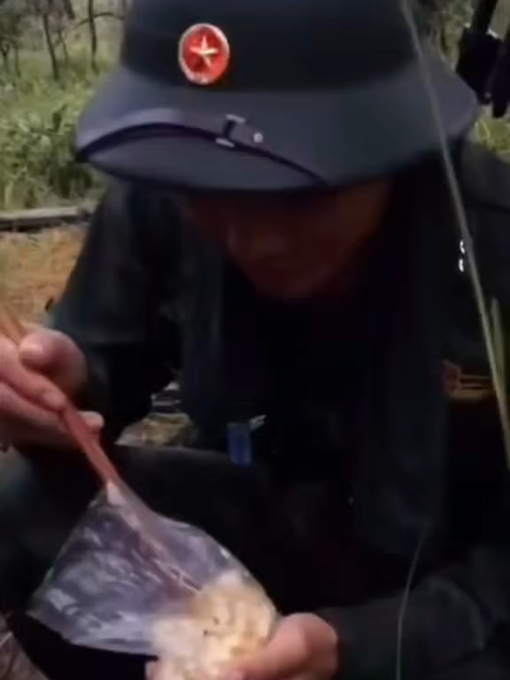 Mình hỏi thật, xem hết video này bạn có khóc không? Mình khóc mất rồi và vỡ à khi thấy dòng chữ '' Bộ Đội về rồi, sống rồi' Bạn khóc vì điều gì #CapCut #tiktokviral #tiktok #xuhuong #fipシ #lịchsửviệtnam #quandoinhandanvietnam #bodoicuho