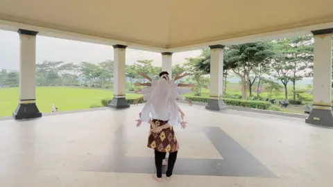 “karya tari ini tercipta dari ide, rasa, dan gerak yang menyatu. Sebuah bentuk ekspresi diri dalam setiap langkah dan irama”-kelompok 2  dosen pengampu: @@anak2Dosen&Polisi👩‍🎓👮  #senitari#tariindonesia #tarikreasinusantara #unnessemarang #pgsdunnes 