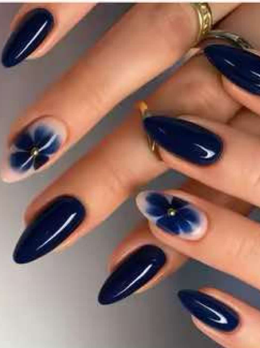 C’est le moment de booker ton rdv chez Kim Nails !  😎 On est là pour te chouchouter et te rendre encore plus belle ✨  #kimnails #paris17 #levallois #nails #nailsdesign  