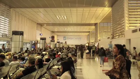 𝐌𝐠𝐚 𝐛𝐚𝐠𝐨𝐧𝐠 𝐛𝐚𝐲𝐚𝐧𝐢: 𝐀𝐧𝐠 𝐛𝐮𝐡𝐚𝐲 𝐧𝐠 𝐎𝐅𝐖! Malayo sa pamilya, sa lupang sinilangan, at sa mga taong mahal mo  araw-araw mong kakaharapin ang lungkot, pagod, at pangungulila. Ngunit sa kabila ng lahat ng ito, pinipili mong magpatuloy. Pinipili mong magsakripisyo alang-alang sa magandang kinabukasan ng iyong pamilya. Ang bawat OFW ay simbolo ng lakas, tapang, at pag-asa ng bawat Pilipino. Sa bawat remittance na ipinapadala, may kasamang pawis at luha; sa bawat ngiti sa video call, may tinatagong pangungulila. Ngunit kahit ganoon, nananatiling matatag at may ngiti pa rin sa bawat pagsubok credits to the owners of the video clips🥰 #ofw #bagongbayani 