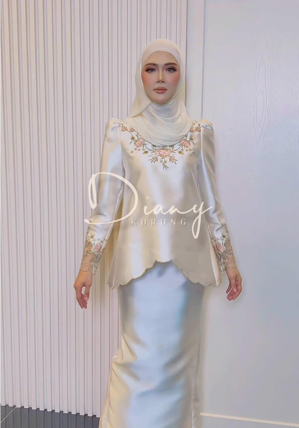 Baju akad nikah uolls… berdebar tengok kan? 🤍✨ Cuba bayangkan uolls pakai Diany kurung lengkap dengan veil and bunga tangan 😳 Setiap perincian dari lace sampai potongan dia memang dibuat khas untuk bagi rasa ‘the moment I say yes’. Simple, suci tapi tetap nampak mahal di mata semua. Untuk bakal pengantin yang nak look timeless tanpa over — this one’s for you 🤍👰‍♀️  #bridallook #akadnikahdress #whitedressvibes #fyp 