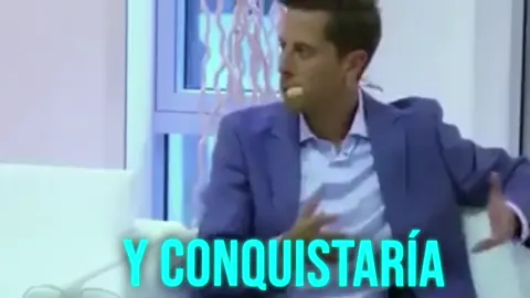 La adopción de Bitcoin se parece más a la de la pólvora que a la del iPhone. No es opcional. Saifedean Ammous, 2018. “No es opcional. O te mudas allí o verás tu riqueza perder valor mientras otros ganan. ¿Entiendes? Mira, piénsalo bien. Tienes un millón de dólares en moneda que se devalúa y otra persona tiene diez mil en una que se aprecia, al final te superarán. Y la gente no es tonta. Se darán cuenta y querrán avanzar. Cuando hablo de adoptar Bitcoin, no es como adoptar un iPhone. No es algo lindo que la gente comprará porque sí. Ese no es el modelo para Bitcoin. Bitcoin es más como adoptar la pólvora. ¿Acaso el ejército francés podía elegir si adoptar la pólvora o no? ¿Decidieron: 'No. ¿Sabes qué?' ¿Nos gusta mantenerlo auténtico con palos, piedras y espadas, y, eh, no usaremos pólvora? Si un ejército decidiera esto, no importaría, pues otro con pólvora vendría y conquistaría Francia. Al final, en todo el mundo se acabó usando pólvora, por adopción o porque la usaron contra ellos. Y creo que Bitcoin es así. Bitcoin es como la pólvora financiera. Es la forma más segura de enviar dinero globalmente y el dinero más duro que hemos inventado. No es cuestión de si deberíamos o queremos, o si intentamos convencer a la gente. Por eso mi libro no es marketing de Bitcoin, porque creo que el marketing no importa. Al final, es realidad económica: el dinero más duro prevalecerá”. 