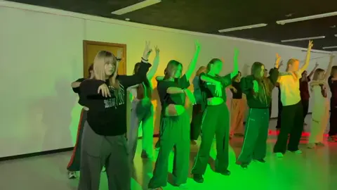 чуть запоздали на конкурс, но считаем что этот клип должны увидеть борик, илья эксайл, кокошка и по максимуму продвинуть этот клип, мы очень старались!!!!!!!))) #шаримзаборика #dance #exile #сатир #борик #fypシ゚ #рекомендации #популярное #продвижение #dance #fyp #трендытиктока #популярное #рекомендации #становимсяпопулярными  @Exile @Андрей Кокошка @satyrtt 