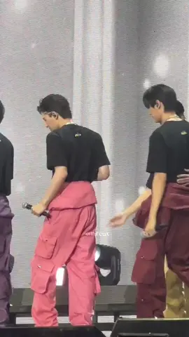 ก็เป็นเรื่องปกติธรรมดาและ..ก็แค่จับมือกันปกติธรรมดาเอง.. คิดไรกันเยอะแยะ 😍😍 #ppnaravit #phuwintang  #PondPhuwin #ปอนด์ภูวินทร์  #เทรนด์วันนี้ 