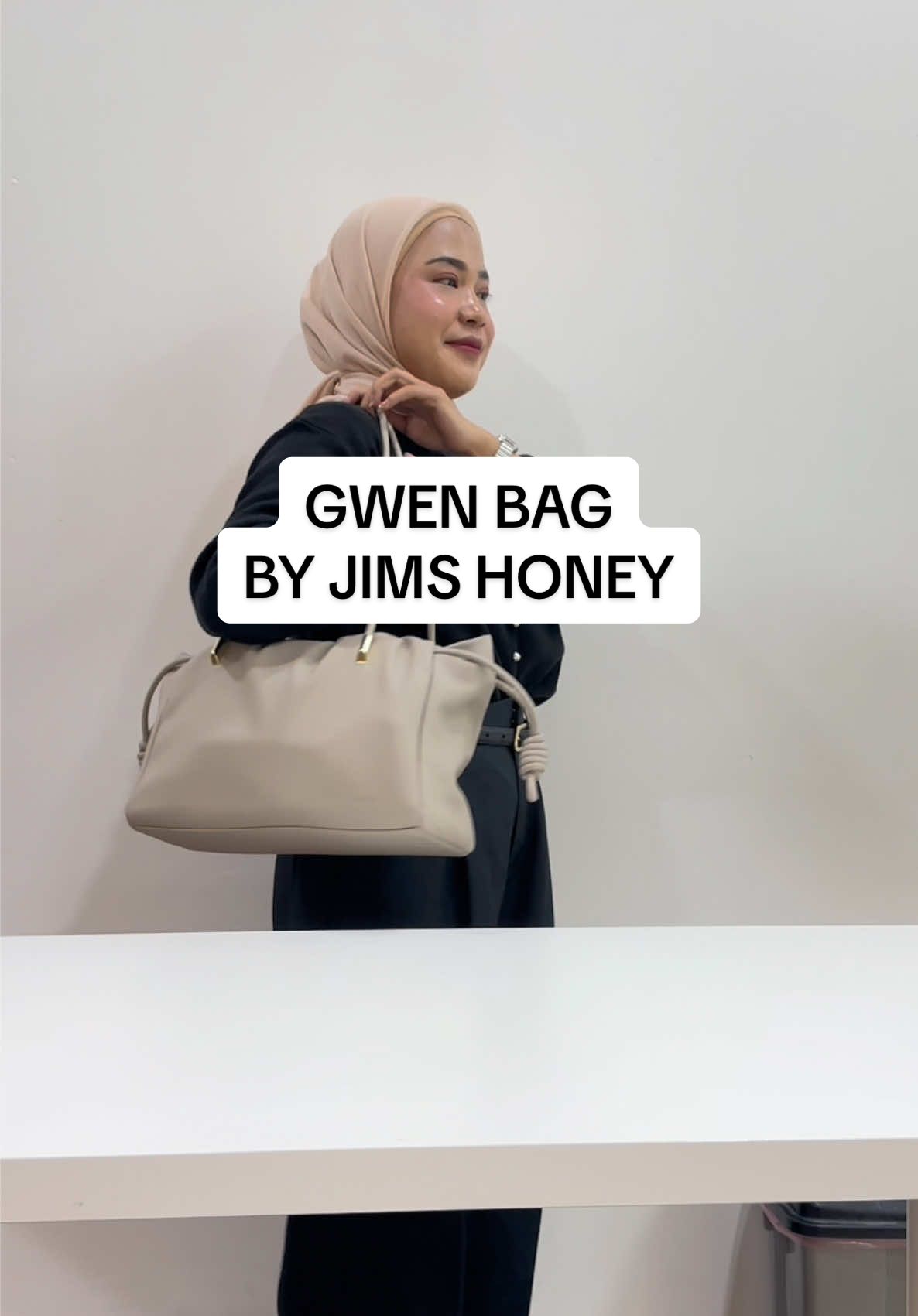 Tim cewek yang suka cemplang cemplung mari kita tos 🙌🏻✨#jimshoneyofficial #tasselempangwanita #bag 