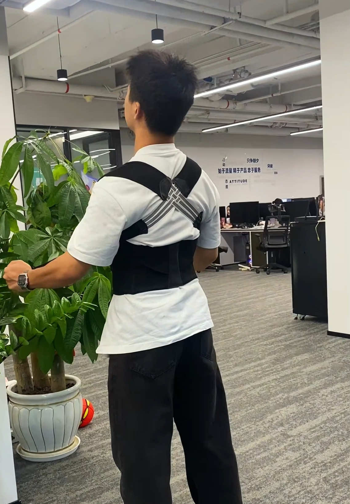 Okay so I didn’t think my posture was that bad… until I saw a video of myself hunched over like a shrimp. I started using this posture corrector for a couple hours a day while working from home, and it lowkey helped a lot. It’s not super tight or annoying, but it kind of reminds me to sit up straight without thinking about it. Now I catch myself slouching way less—even when I’m not wearing it. Little change, but it made a big difference. #creatorsearchinsights #posture #posturefix #tiktokmademebuyit #SelfCare 