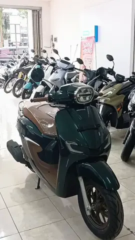 mau motor model clasic... tapi pengin fitur yang modern...🤔 Honda STYLO 160 ABS GREEN solusinya.... mau di ajak ke pasar bisa, dibawa healing juga bisa, atau motoran santai di kota bisa banget..🤗 yuukkk segera miliki Stylo 160 ABS Green, motor impian para ibu-ibu, bapak-bapak, mba-mba, mas-mas yang kepengin motor clasic tapi modern.. Harga Cash 33.865.000 Credit DP 3.400.000 info lebih lanjut bisa coment, dm, atau WA ke 085602272240 #honda #astramotor #hondajateng #astrabrebes2 #CapCut #GayaOnPowerOn #TheRealUpgrade #HondaExclusive #PremiumRide #salem #bantarkawung #sirampog #paguyangan #tonjong #bumiayu #instabumiayu #astra 