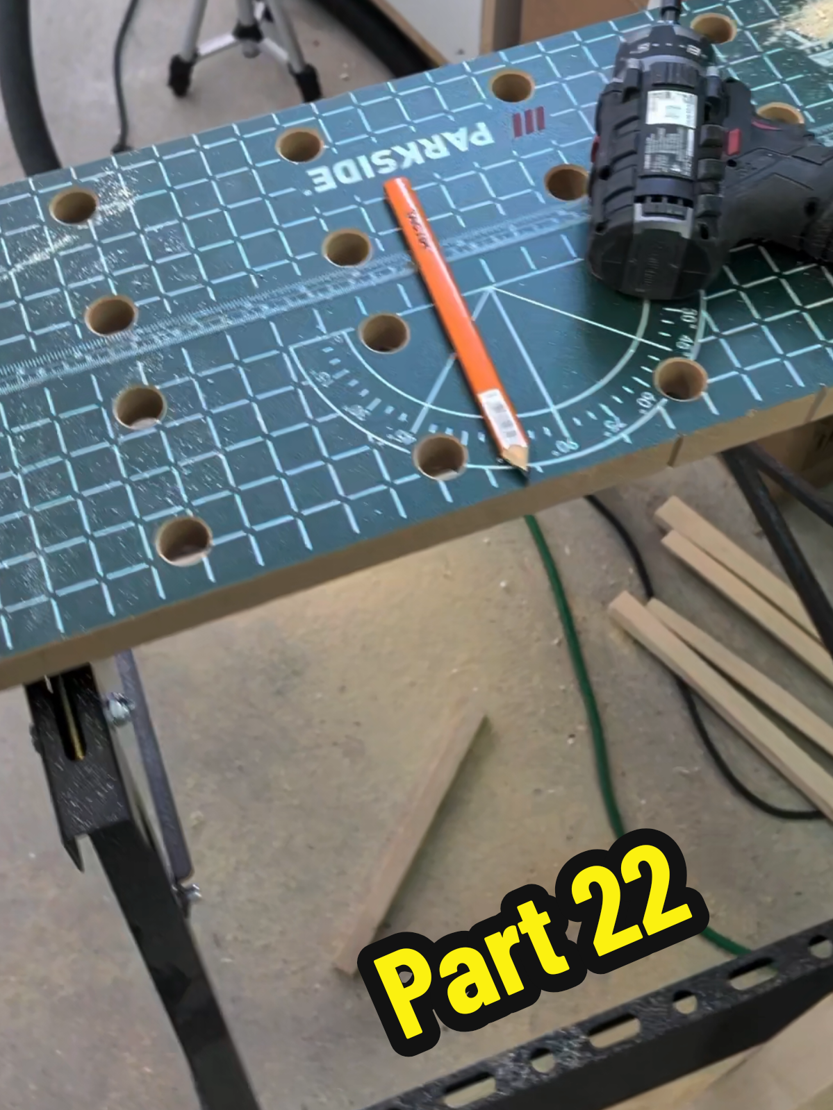 22. daļa. Pilnīgs amatieris mēģina labot garāžu. Esmu ietilmējis uz priekšu, tāpēc, ja dosiet padomus, iespējams līdz tam jau esmu nonācis paša spēkiem, bet varbūt arī nē. Iepērkos @bnkursi @Depo un @Ksenukai  . . #Garāža #Remonts #Betonēšana #DIY #Izaicinājums