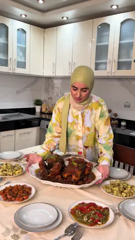 دجاج محمر للضيوف والمناسبات ❤️🇲🇦 مكونات  قزبر وبقدونس  ثوم،ملعقة ك حامض مرقد  ملعقة ك غير مملوءة سمن  ملح،كركم،زنجبيل،قزبر مطحون  ابزار،ضامتي زعفران  زيت زيتون بصل كل دجاجة مع كيلو بصل   توابل  الخضر  قزبر وبقدونس  ثوم،ملح،ابزار،كمون،زيت الزيتون 