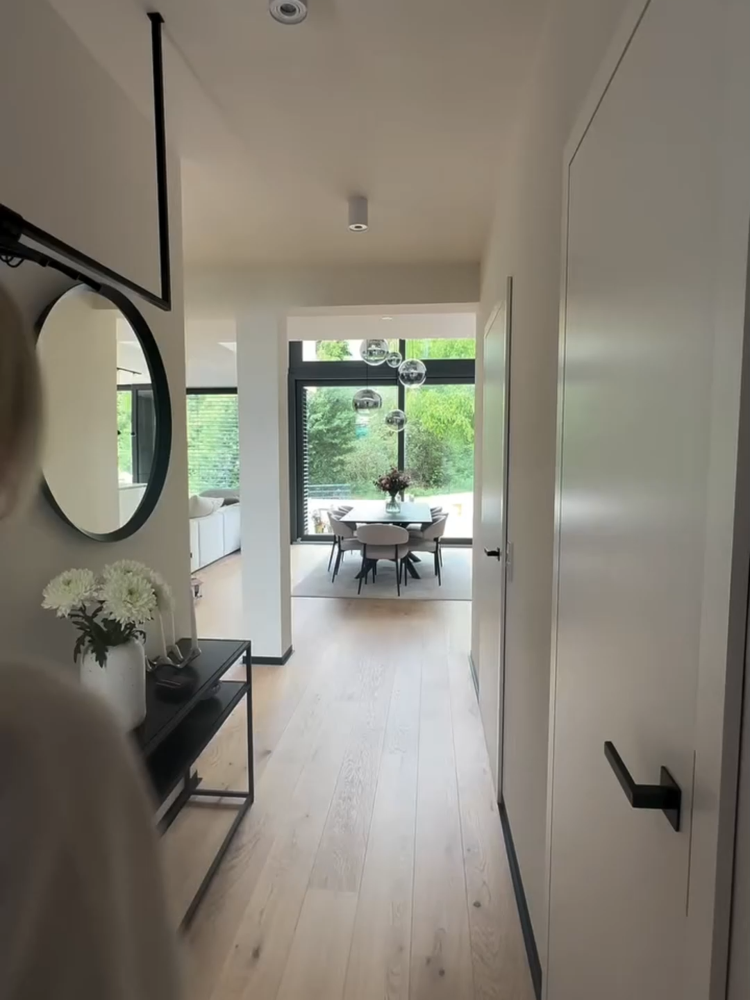 0 Dinge, die wir am Haus einfach lieben 🤍 Vom Fingerprint bis zum versteckten Vorratsraum – hier kommt alles, was wir immer wieder so umsetzen würden. ✨ Welche dieser 10 würdet ihr umsetzen? #hausbau2025 #neubauinspo #hausideen #traumhaus #hausbauplanung #interiorliebe #neubautipps #modernliving #smartliving