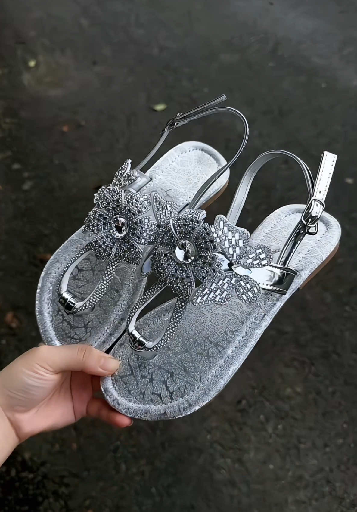 Sandal bệt hoa đá phối đồ xinh xỉu ##nguyetgiay##giayxinh##caogot##giaydep##tiktokviral