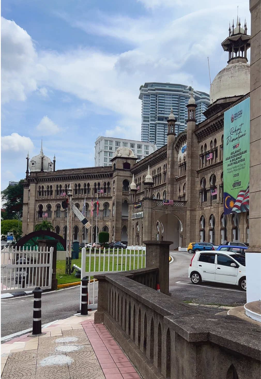 This architecture is no less than a castle!🤩 . . . . . #🇲🇾 #kualalumpur #foryoumalaysia #tiktokmalaysia #travelwithbilal94 