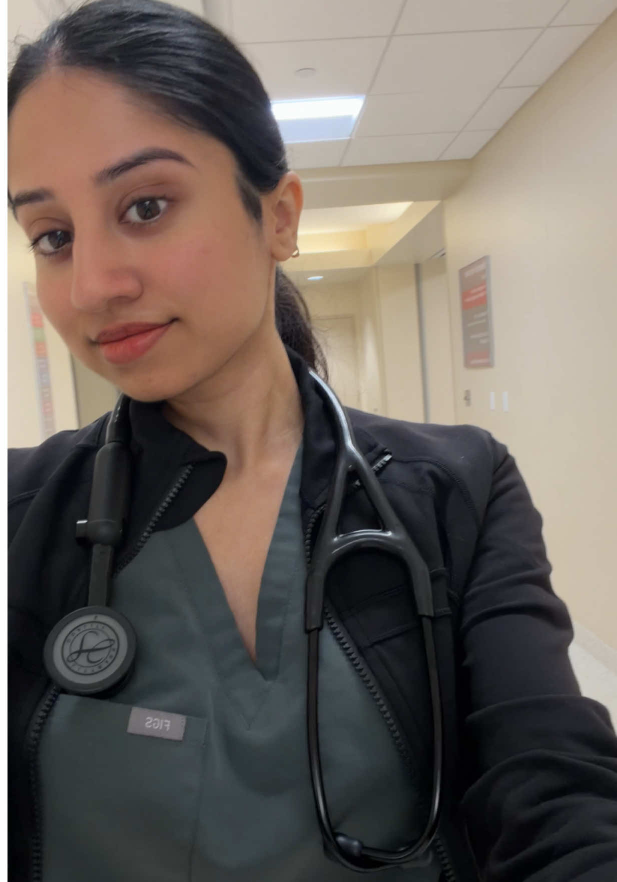 attending life gives you the time to look good feel good 😉 #doctor #medical #womeninstem #healthcareworker #residency @wearfigs 