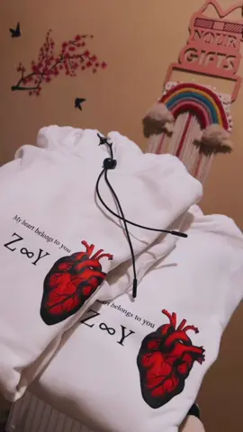 الكنزات الشتوية اللي بتحكي قصة حبك ..فيها تفاصيل ودفا كتير للطلب تواصلوا معي على الأرقام المثبتة في الصفحة  #تنسيق #شتاء #هودي #كابلز #طباعة 