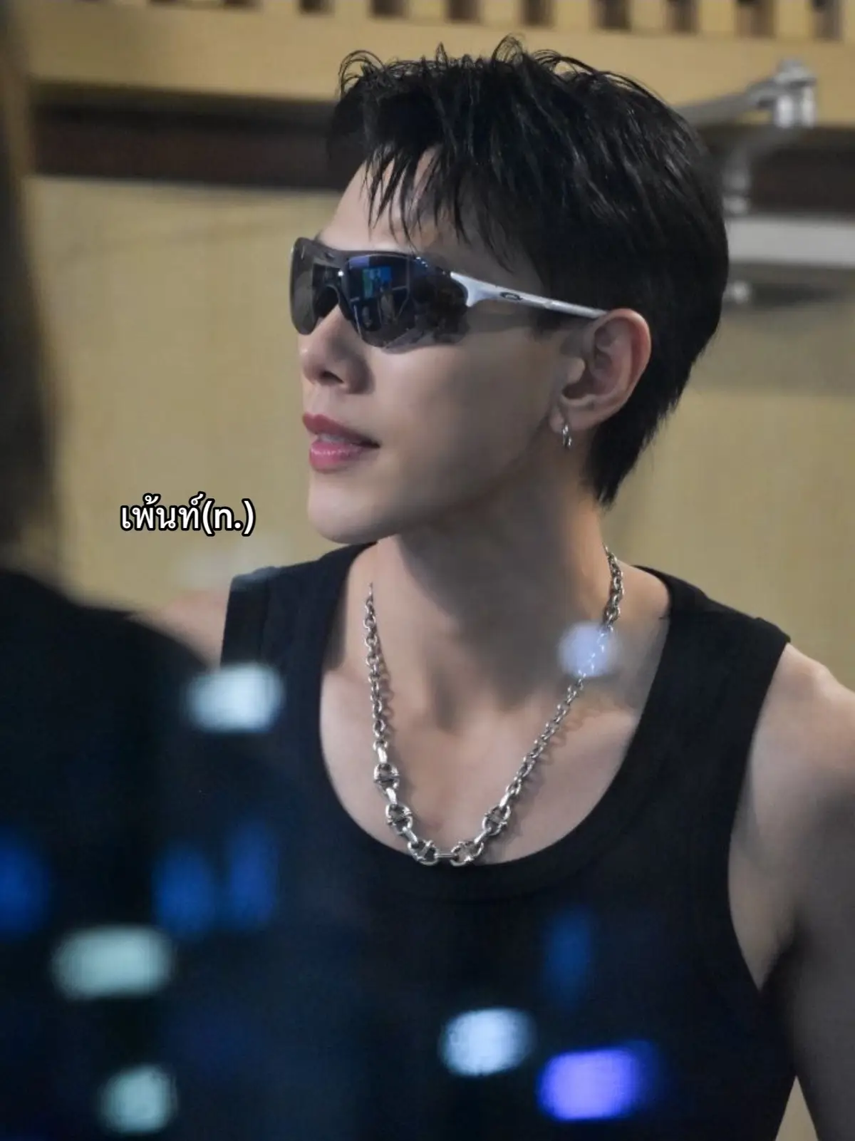 🚗:มึงไปดูพี่เพ้นท์ที่สยามเป็นเพื่อนกูหน่อยดิ 🚗:น้าาไอน้ำเพื่อนรัก 💧:เออๆ ก็ได้ 🚗:รักมึงที่สุดเลยย 💧:แต่! 🚗:อะไรอีกอะ 💧:ต้องมีข้อแลกเปลี่ยน 🚗:งืมๆ ก็ได้ 💧:คืนนี้มึงต้องไปร้านเฮียกับกูนะมิ้น 💧:กูนัดพวกเพื่อนสินกำไว้แล้ว 🚗:อ่ยย แปลว่าคนเยอะเลิกช้าอะดิ 💧:แน่นอน 🚗:เห้ออ 💧:มึงตกลงแล้ว 💧:ท่องไว้ เพื่อพี่เพ้นท์ 🚗:เพื่อพี่เพ้นท์!! . . 🚗:อร้ากกกกก พี่เพ้นท์ 🚗:ไอน้ำกูยืมโทรศัพท์มึงหน่อย 💧:ของมึงก็มี 🚗:ของกูเมมเต็มแล้ว 🚗:เร็วๆๆ ยืมหน่อ--(หันไปมองเพ้นท์) 🚗:อร้ากก กูอยากตา.ย 🚗:หล่อกระตุกจิตกระชากใจ 💧:แต่มีแฟน 🚗:หุบปากไป  🚗:อย่าพึ่งมาพรากรอยยิ้มไปจากกู 🚗:หล่อขนาดนี้วาสนาเราได้มั้ยครัฟฟ 💧:เขามีแฟนแล้ว 🚗:เงียบดิ(เอามือปิดปากเพื่อน) 💧:เออเอาเออะ 🚗:กรี๊ดดด เขายิ้มให้กู 🚗:ไอน้ำ(ตีแขนเพื่อน) ป้าบ ป้าบ ป้าบ 💧:มึงเขินทีไรกูเจ็บตัวทุกที 💧:ถ้าไม่ใช่มึงนะ ตอนนี้คงกองอยู่กับพื้นละ 💧:เจ็บชิบ 🚗:แหะ ขอโตดค้าบ(หันไปมองบนเวที) 🚗:พี่เพ้นท์!!!! 🚗:ถ้าได้เจอจริงๆขอโดดกอดสักทีนะครับ!! . . . 📍สถานบันเทิง 🚗:มึงๆ 💧:ว่า 🚗:อย่าพึ่งหันหลังนะ ขวับ! 💧(หันหลัง) 🚗(ตีแขนเพื่อน) ป้าบ! 💧:ซี้ดด มึงซ้ำจุดเดิมทำไมวะ 🚗:กูบอกว่าอย่าหัน ไอ่สัส 💧:แล้วมีไร 🚗:คนนั้นน่ะ แฟนพี่เพ้นท์ 💧:ห้ะ? 💧:โลกกลมชิบ 🚗:มึงว่าพี่เขาจะมาคุมแฟนมั้ย 💧:ไม่รู้ว่ะ มามั้ง 🚗:จริงป่ะ กูอยากเจอไม่ไหว 💧🤓 . . 🚗:ปวดฉี่ 💧:ไปเข้าห้องน้ำสิ 🚗:พาไปหน่อย 💧:โตเป็นควายละ 🚗:บ่นแต่ก็พาไป . 💖:ว้ายย 🚗:ขอโทษครับ 🚗‘นี่แฟนพี่เพ้นท์นี่นา’(คิดในใจ) 💖:จิ๊!  🚗:คนมันเยอะ ขอโทษครับขอโทษ 💖:ไม่มีตารึไงย๊ะ 🚗:เอ้า! 💧:ต่างคนต่างไปเถอะมึง 💧:ไหนๆก็เมาทั้งคู่ 💖:อย่ามาขึ้นเสียงใส่ฉันนะ! เพี๊ยะ! 💧!!! 🚗:โอ๊ยย 💖:หึ 🚗:เป็นผู้หญิง อย่าคิดว่าผมไม่กล้านะ 💖:เอาสิ เอาเลย 💧:ป่ะกลับเถอะ 💧:ไม่ต้องรอร้านปิดหรอก 🚗:ไม่ 💖:หึ (มองเหยียด) 💖:แน่จริงก็ตามมาหลังร้าน 💧:อย่าไป เชื่อกู 🚗:มึงรอเนี่ยแหละ . 🚗:ผมไม่อยากเชื่อว่าคนอย่างคุณจะเป็นแฟนพี่เพ้นท์ 💖:หืมม? 🚗:ผมจำคุณได้ 💖:จำได้แล้วไง 🚗:คุณไม่กลัวผมแฉหรอ 💖:หึ ใครจะปล่อยให้แกพูด😏 🚗:.. 💖:จัดการมัน จู่ๆ ชายฉกรรจ์หลายคนก็เข้ามารุมทำร้าย แต่คนตัวเล็กพยายามสู้ จนผู้หญิงนิสัยไม่ดีโดนลูกหลงไปด้วย 📍โรงพยาบาล 🚗:โอยย(พูดเบาๆ) 🦖:ไง 🚗:พ..พี่เพ้นท์? 🦖:ใครพี่เธอ 🚗:ฝันเหมือนจริงมาก... 🦖:ลืมตาแล้วฟังที่ฉันพูด! 🦖:ทำไมขยันสร้างปัญหาให้ฉันจัง 🦖:รู้มั้ยว่าฉันต้องเสียเงินกี่บาทเพื่อปิดข่าว 🚗:พูดมากจริง หอมแก้มสักทีดีมั้ย 🦖(กระชากแขน) 🚗:โอ้ย! 🦖:เลิกสร้างปัญหาก่อนที่ฉันจะหมดความอดทน 🚗:เรื่องจริงหรอวะ.. 🦖(มอง) 🚗:ว่าแต่พี่เพ้นท์รู้จักผมด้วยหรอครับ 🦖:ผม? 🚗:ครับ 🦖:คราวนี้จะเล่นละครเป็นบทอะไรล่ะ 🦖:ความจำเสื่อมหรอ 🚗:... 🦖:คู่กรณีที่โดนเธอทำร้าย นอนเป็นผักอยู่ห้องข้างๆ 🦖:มีอะไรจะแก้ตัว 🚗:เขาทำผม ผมไม่ได้ทำอะไรใครเลย 🚗:ผมต่างหากที่โดนรุมทำร้าย 🦖:ก็เธอไม่ใช่หรอที่จ้างคนไปทำร้ายผู้ชายคนนั้นที่หลังร้าน 🦖:ส่วนตัวเอง.. 🦖:ได้ข่าวว่าสะดุดหิน หัวฟาดพื้นโง่ๆหนิ 🚗:ห๊าา? #daouoffroad  #ต้าห์อู๋ออฟโรด  #ฟิคสั้น 