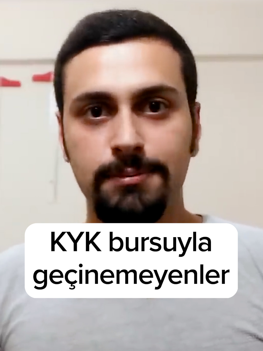 KYK burs başvurusu başladı. 2025-2026 eğitim öğretim yılı burs ve kredi başvuruları 13 Ekim 2025 itibarı ile yapılabiliyor. Üniversite öğrencileri, kredi ve burs başvurularını e-Devlet üzerinden gerçekleştirebiliyor. Burs ve kredi başvuruları için son tarih 17 Ekim 2025 Cuma günü saat 23.59. Ancak KYK burs ve kredi miktarının öğrencilerin yaşam masraflarını ne ölçüde karşıladığı hâlâ bir tartışma konusu. KYK kredisi alan Ömer Faruk, 2020 yılında yaptığımız bu röportajda 