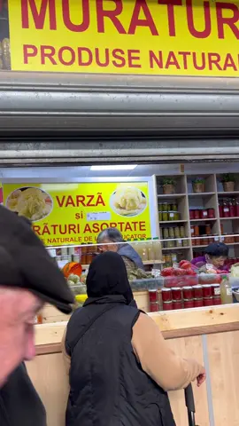 Murăturile asortate reprezintă esența simplității și autenticității, transmise din generație în generație, aceste rețete pun accent pe ingrediente naturale, cum ar fi: sare, usturoi, boabe de piper și frunze de viță sau hrean, fără aditivi sau conservanți artificiali. Varza murată, gogonelele sau pepenele verde murat sunt doar câteva exemple de rețete de murături asortate țărănești care continuă să fie apreciate pentru gustul lor robust și tradițional. Te așteptăm la magazinul 