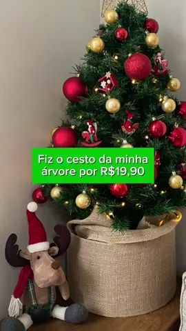 Árvore de Natal diy  Eu queria um cesto para a minha árvore de Natal, daqueles lindos de fibra natural. Um cachepô lindao, sabe? Mas não encontrei nada por menos de R$100 que coubesse a árvore de Natal. Vale R$100? Até vale, mas a verdade é que eu não precisava de um cesto quando acabasse o Natal. Eu tinha meia hora livre, muita boa vontade e uma pistola de cola quente. E voila - temos um cachepô de Natal super quebra galho. Fica a dica para você que está sem grana, que não quer gastar, ou que gosta de por a mão na massa e quer uma saia de árvore mais moderna. #natal2025 #cachepodiy  #tendencianatal #arvoredenatal #nataldiy 