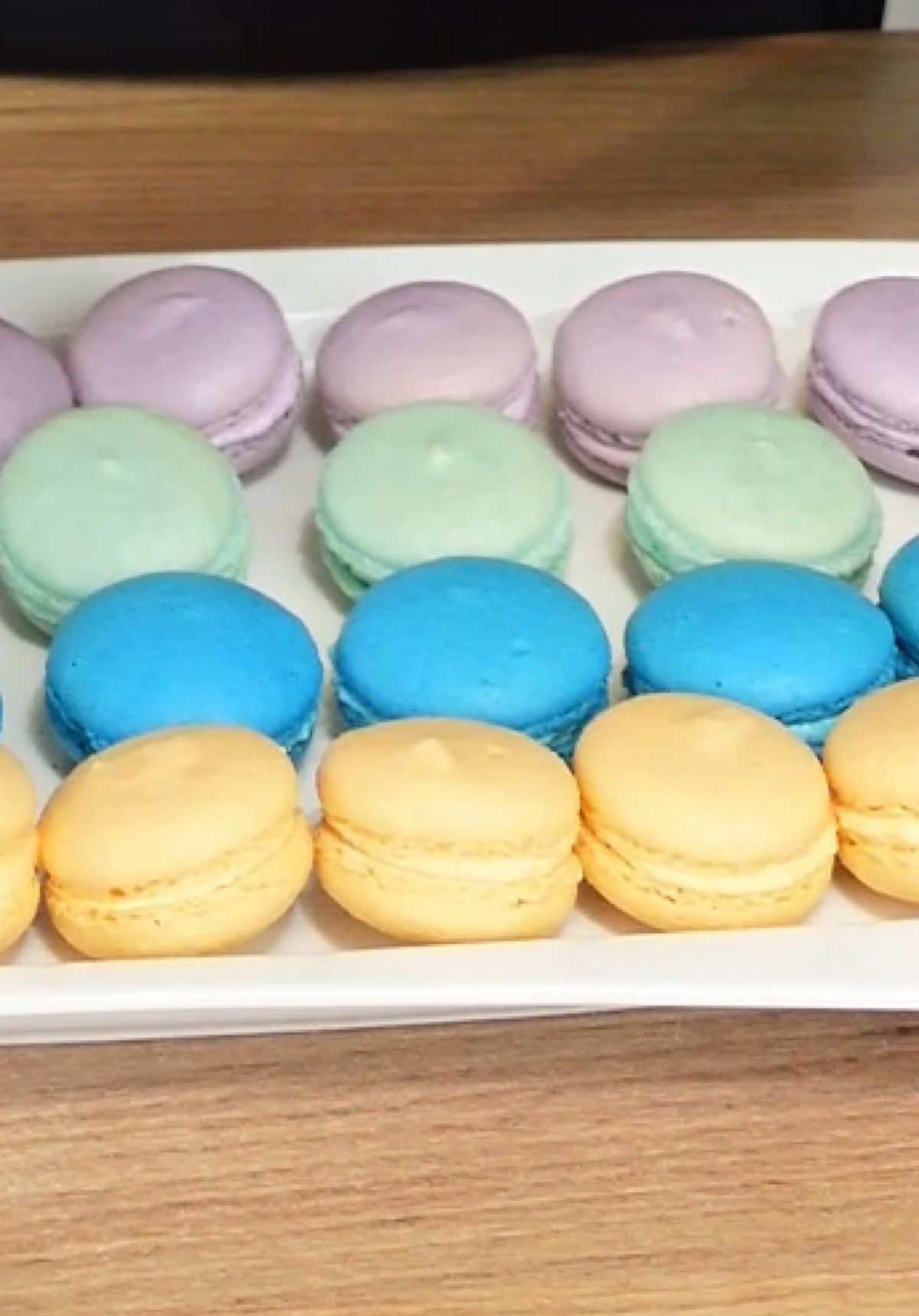حلا الماكرون الفرنسي |  French macaron Dessert | ألذ وأرقى حلوى بلمسة احترافية 😍🇫🇷 📋 المقادير: (150غ) أو كوب لوز مطحون (وليس طحين اللوز) 🌰 (70غ) أو (⅓ كوب) سكر عادي (150غ) أو كوب سكر باودر 3 بياض بيض فقط (105غ) 🥚 ظرف فانيلا رشة ملح ملون طعام حسب الرغبة 🎨 --------- Ingredients: 150 g (1 cup) ground almonds — not almond flour 70 g (⅓ cup) granulated sugar 150 g (1 cup) powdered sugar 3 egg whites (105 g) 1 packet vanilla A pinch of salt Food coloring (as desired) --------- #ماكرون #ماكرون_فرنسي #حلويات_سهلة #حلويات_عراقية #اكل_بيتي     