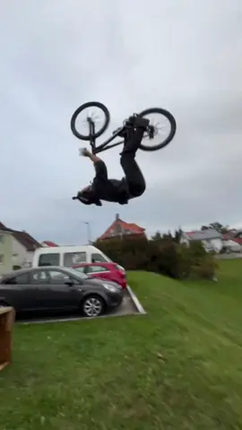 Riding down abandoned water park  📷 Sam Pilgrim #Mtb #mtbb #mtblife #downhill #waterpark 