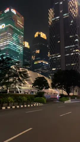 Lumayan buat prank temenmu, biar dikira lagi jalan jalan padahal mah dirumah 😂 📍SCBD, Jakarta #videomentahan #prankvideo #jakartaselatan #scbd #citylights 