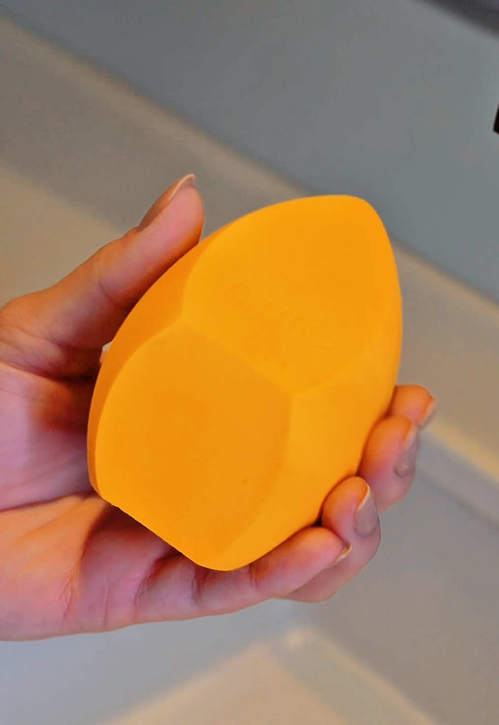 ✨ Big Soft Blender ✨ A esponja que transforma sua make! 💄 Multifuncional, garante espalhabilidade perfeita e precisão nos detalhes — sem desperdiçar produto! 😍 Ao molhar, ela dobra de tamanho e fica ainda mais macia, entregando um acabamento impecável. 💧✨