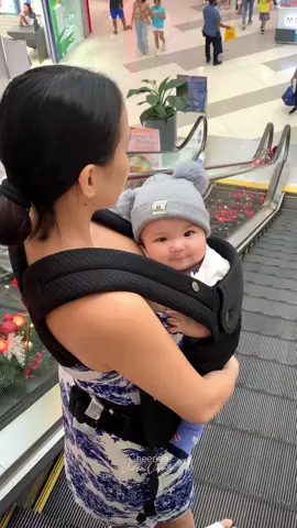 Perfect for parents who have a velcro baby #momcozy #babycarrier #momcozybabycarrier #ergonomic 