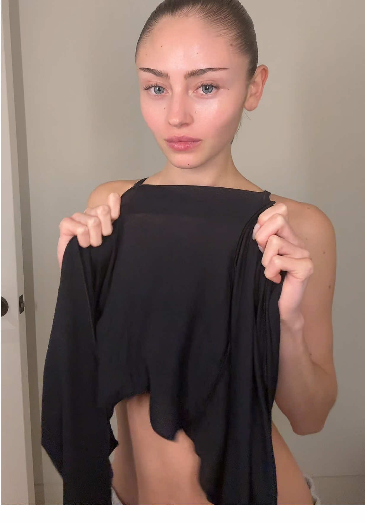My favorite @Intimissimi shirt in the iconic and super soft fabric “Ultralight with Cashmere” is now also available as a wrap top! This is how I would style it 🤍 go grab yours - only available in Germany 🇩🇪 #ad 