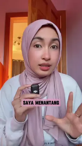 Kalau kenaikan dana reses ini benar terjadi, dimana saat ini dana reses per 1 anggota DPR sudah ditetapkan sebesar Rp 702 juta rupiah untuk 1 kali masa reses🤑 Maka: 1 Tahun = 702 juta x 3 kali masa reses = ~2,1 Miliar 5 Tahun = 2,1 Miliar x 5 = Rp 10,5 Miliar PER 1 ANGGOTA DPR & HANYA untuk dana reses! Di luar gaji, tunjangan, dan uang perjalanan dinas. Berarti negara harus mengeluarkan: 580 anggota DPR x Rp 10,5 Miliar = lebih dari Rp 6 triliun/5 Tahun HANYA untuk mendanai kegiatan reses seluruh anggota DPR💸 Buat yang belum tau, dalam 1 tahun itu DPR biasanya punya 3 Masa Sidang dan 3 Masa Reses. Masa sidang ini adalah periode DPR bekerja di gedung parlemen (Senayan) untuk menjalankan fungsi utama mereka seperti; Membahas UU, Menyetujui anggaran negara & ⁠Mengawasi kinerja pemerintah. Biasanya, masing-masing masa sidang berlangsung sekitar 3–4 bulan. Contohnya:  Masa Sidang I: Januari – Maret Nah, setiap masa sidang selesai, DPR masuk ke “Masa Reses” selama 1 bulan. Jadi, harusnya Masa Reses itu bukan buat liburan ya, tapi pindah lokasi kerja ke daerah pemilihan (dapil) masing-masing. Tujuannya adalah untuk: - Menyerap aspirasi masyarakat (mendengar langsung keluhan & usulan warga). Inilah waktu para DPR membuktikan janji-janji manis mereka semasa kampanye di daerah tersebut. - ⁠Melakukan sosialisasi hasil kerja DPR. - ⁠Membina hubungan dengan pemerintah daerah & kelompok masyarakat di dapil. - ⁠Menyiapkan bahan untuk dibawa kembali ke masa sidang berikutnya Jadi idealnya, Masa Reses ini membuat DPR tidak terputus dari rakyat, semacam “tur keliling daerah” agar mereka tetap tahu kondisi nyata di lapangan. Sayangnya, banyak pengamat menilai fungsi reses ini tidak berjalan sebagaimana mestinya👀karena tidak ada transparansi mengenai kegiatan dan hasil resesnya, laporannya formalitas, dana reses besar tapi output nyatanya TIDAK ADA🙂 Disaat banyak masyarakat Indonesia di Indonesia kerja banting tulang setengah mati tanpa absen, tapi gajinya cuma 20 ribu per jam💔 #fyp #indonesia #education #storytime #opini