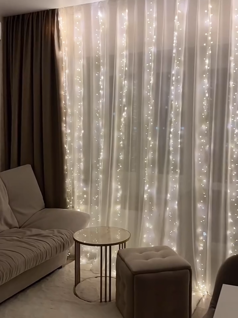 ✨🎄 La decoración navideña más mágica está en los detalles ✨ Estas luces de Navidad quedan preciosas en la cortina, creando un ambiente cálido y acogedor 💛 Perfectas para el árbol, el balcón o cualquier rincón especial de tu casa 🏡 🔗 Enlace en mi perfil o coment4 LUCES y te paso el enlace directo #navidad2025 #lucesnavidad #decoracionnavideña #hogarbonito #amazonfinds    luces navideñas Amazon, guirnalda LED cálida, luces para cortina, decoración navidad interior, luces árbol navidad control remoto