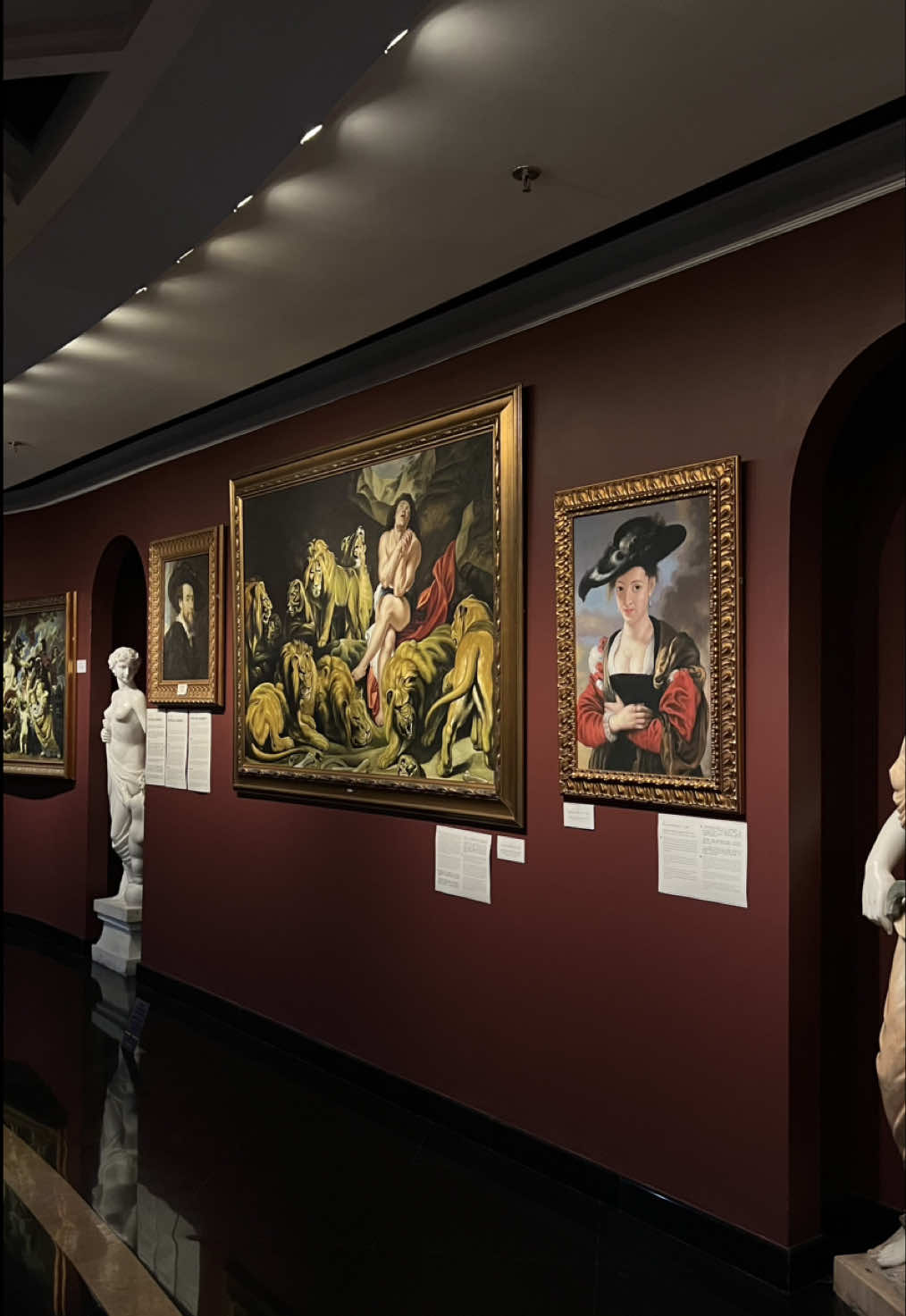 Pov : your love language is going to museum and be surrounded by beauty of art 🏛️🎞️  #art #galery #museumdate #jakarta 