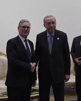 Cumhurbaşkanı Erdoğan, Şarm el-Şeyh Barış Zirvesi için bulunduğu Mısır'da, İngiltere Başbakanı Keir Starmer'ı kabul etti ■ Cumhurbaşkanı Erdoğan, kabulde, Türkiye'nin Gazze'deki saldırıların sona ermesi ve ateşkese ulaşılması için yoğun çaba sarf ettiğini, ateşkesin kalıcı hale gelmesi ve barışa giden yolun açılması ile ilgili gayretlerin de artarak süreceğini ifade etti ■ Cumhurbaşkanı Erdoğan, kalıcı barışın ancak iki devletli çözümle sağlanabileceğini, uluslararası toplumun bu istikamette gayretlerinin önem taşıdığını belirtti