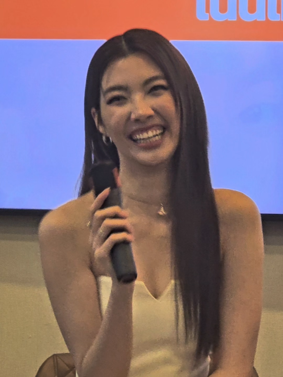 น้องออมสนใจอะไรบ้างในวัย 23 ปี O: เอาเป็นแบบความจริงเลยละกัน ความจริงที่ทุกคนน่าจะรู้อยู่แล้ว L: ความจริงที่เคยเปิดเผยมาแล้ว 😂 O: คือออมอายุ 23 แล้วตอนนี้ แพสชั่นของออมมันอาจจะยังไม่ใช่ออกกำลัง 😂 พี่หลิงขอผ้าปิดขาให้น้องออมเรียบร้อย👏🏻 #TouchOpenHouse2025 #หลิงออม #LingOrm #linglingkwong #ormkornnaphat 
