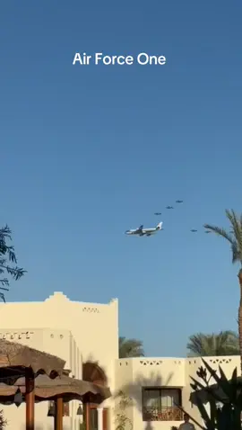 Direttamente da Sharm El Sheikh, grazie al mio fantastico @Davide Borin , ecco l’Air Force One che atterrava all’aeroporto con i caccia da scorta 😱😎
