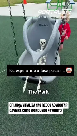 Um vídeo que mostra uma menina apegada a uma caveira de brinquedo viralizou nas redes sociais. Desde bebê, a criança não se separa do objeto, levando-o para todos os lugares, inclusive ao mercado e até para dormir. Segundo os pais, a caveira sempre esteve presente no berço da filha desde os primeiros meses de vida. A cena inusitada gerou milhares de comentários. Alguns internautas compararam o brinquedo ao “bebê reborn da Wandinha”, enquanto outros disseram achar a situação divertida e “adorar crianças esquisitas”. O vídeo se espalhou rapidamente pela internet pela curiosidade e pela reação da menina ao tratar a caveira como um verdadeiro companheiro de infância. Reportagem: @juandavid_jornalista Para se manter informado, siga: @portalrtvoficial 📌 #PortalRTV
