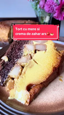 Tort de mere cu cremă de zahăr ars — un desert fin și aromat cu gust de copilărie🍎 Caramel, mere coapte, blat pufos și cremă catifelată care se topește în gură 💛 Tu îl servești simplu sau cu frișcă deasupra? 😍👇 Aștept poze cu tortul făcut de voi în comentarii 🥰 Ingrediente: •150-200g zahăr  -compoziție mere:   •4-5 mere de mărime medie 🍎    •un cub de unt 🧈    •40-50 ml apă    •scorțișoară  -cremă de zahăr ars 🍮   •6 ouă    •150g zahăr    •2 plicuri zahăr vanilinat    •750ml lapte  -blat:   •4 ouă   •40g zahăr    •25g făină    •15g cacao  Rețeta completă este explicată în video, nu uitați să fiți atenți la pașii de copt și răcire🥰 Spor la gătit și poftă bună! 🫶🏻 *rețeta preluată și reinterpretata* #Recipe #tort #cake #fyp #cremebrulee 