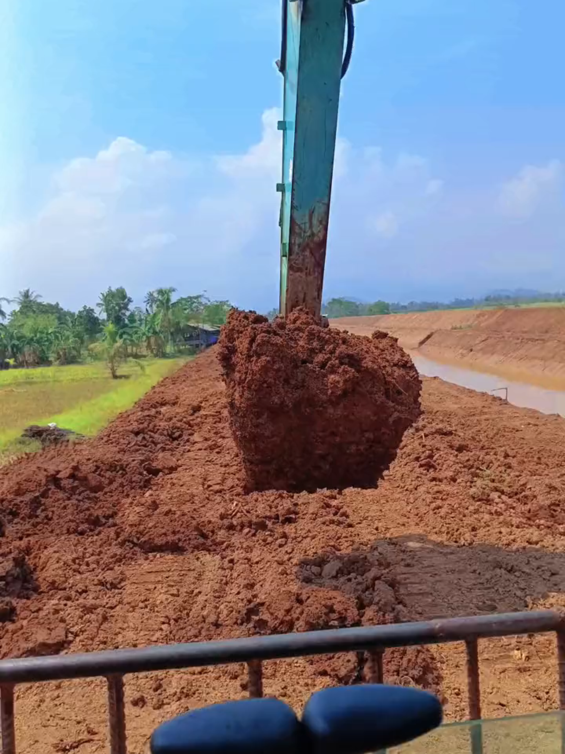 Penyusunan tanah #capcut #fyp #foryoupage #tiktok #viral #trending #4kvideo #4k #fypage #aesthetic #soundviral #soundkane #alatberat #excavator #kobelcosk200 #komatsu #operator_excavator #operatormuda #viraltiktok
