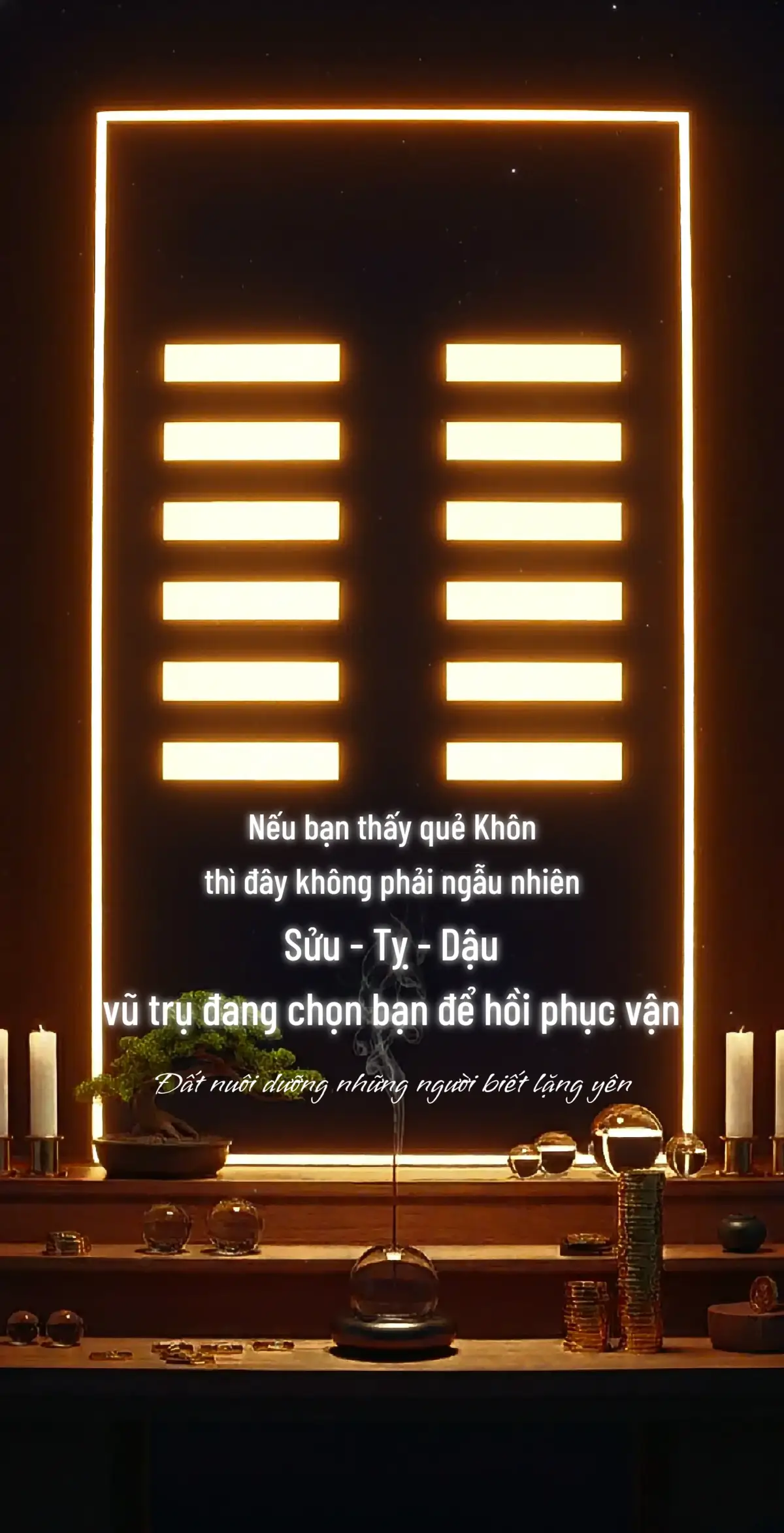 🌾 Vận Đất mở lối cho Sửu, Tỵ, Dậu Ý nghĩa quẻ Khôn: Khôn là Đất, là âm thuần, tượng trưng cho sự bao dung, bền bỉ và khả năng nâng đỡ vạn vật. Nếu Càn là Trời – là hành động, thì Khôn là Đất – là sự chờ đợi, nuôi dưỡng và tạo nền. Đất không tranh, nhưng lại sinh ra tất cả; tĩnh mà mạnh, mềm mà sâu. Khi quẻ này xuất hiện, nghĩa là vận đã vào giai đoạn ổn định, chín dần để kết quả thành hình. 🐂 Tuổi Sửu – “Vững như đất, phúc dày sinh tài” Người tuổi Sửu vốn mang khí Thổ, gặp quẻ Khôn lại càng vượng địa, biểu hiện cho sự chắc chắn, giữ vận và tài tụ lâu dài. Thời gian tới, đừng đổi hướng, đừng bốc đồng – cứ giữ nhịp ổn định, mọi cơ hội sẽ tự tìm đến, không cần cưỡng cầu. 🐍 Tuổi Tỵ – “Âm sinh Dương, thời điểm để kết trái” Tỵ thuộc Hỏa, gặp Đất (Khôn) là lửa vào lòng đất, tượng trưng cho sự nung chín, bồi đắp cho thành quả sắp lộ diện. Thời gian này, đừng gấp gáp, hãy để mọi kế hoạch âm thầm hoàn thiện. Nếu giữ được tĩnh tâm, phúc sẽ mở – danh sẽ tụ. 🐓 Tuổi Dậu – “Đất mở, kim sinh – vận hội bừng lên” Dậu thuộc Kim, mà Kim sinh trong Đất. Khôn đến là thời cơ bồi dưỡng vận quý nhân, mọi việc tưởng chậm nhưng lại vững và bền như đá tạc. Hãy tin vào nhịp tự nhiên, vì Đất không bao giờ phụ người biết chờ. 🌌 Tổng thông điệp: “Khi bạn đã mệt, hãy dừng lại. Không phải để bỏ cuộc, mà để đất nuôi lại năng lượng cho bạn.” #cukientruc #phongthuy #architecture #tiktok 