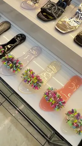 هواي حلوات هذني! 🌸 شوفي هالموديل شلون ناعم ومرتب — شفاف وبلمسة خرز ملوّن يخبل، يطك طكّة عصرية تناسب الصيف والطلعات. 💅 ينلبسن ويا فستان خفيف أو جينز ضيق، ويكملن اللوك الراقي البسيط، بس بيه لمسة جذب تخلي الكل يطالع! 👡✨#احذية_نسائية #موضة_2025 #ستايل_بنات #حقائب_نسائيه 
