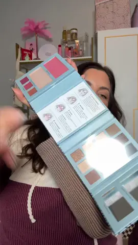 The most genius all in one makeup kit for a full face! #laurageller #tiktokdhopcreatorpicks #tiktokshopblackfriday #tiktokshopcybermonday #lauragellerbeauty 
