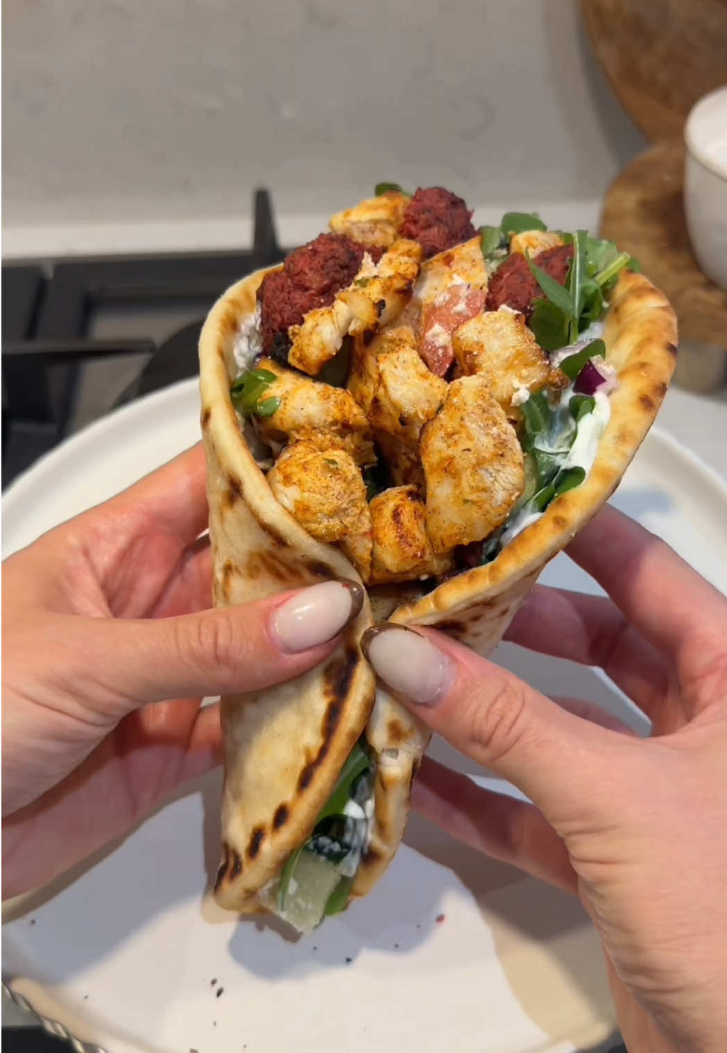 Greek gyros and tzatziki 🇬🇷 512 calories and 52g protein per portion My go to easy dinner that tastes good every time! Follow @hanfoodfit for more easy, high protein week night recipes 💕 Ingredients for 2 gyros:  280g raw chicken breast diced Marinated in 80g 0% fat Greek yoghurt, lemon juice, paprika, oregano and Cajun Tzatziki:  1/2 cucumber grated and drained   Lemon juice Fresh dill Garlic 100g 0% fat Greek yoghurt Greek salad: cucumber, tomato, red onion and 40g feta 2 deli Greek style flatbreads  Optional: chips and falafels  #EasyRecipe #FoodTok #greek #gyros #familydinner 