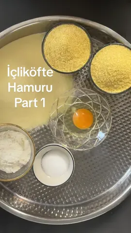 #içliköfte #içliköftehamuru #mardinusulüiçliköfte #mardin #diyarbakır  🇩🇪 İçliköfte-Teig (Hamur) – Deutsch Zutaten: 	•	2 Tassen feiner Bulgur (für Köfte, z. B. Simitlik Bulgur) 	•	1 Tasse Grieß (feiner Weizengrieß) 	•	2Tasse heißes Wasser (nach Bedarf etwas mehr) Optıonal  	•	1 EL Mehl 1 Ei (optional – für bessere Bindung) 	•	Salz 	•	Etwas Pfeffer und Paprikapulver (optional) Zubereitung: 	1.	Den feinen Bulgur in eine große Schüssel geben. Heißes Wasser darüber gießen, kurz umrühren und ca. 10 Minuten quellen lassen. 	2.	Grieß, Tomatenmark, Paprikamark, Salz und Gewürze hinzufügen. 	3.	Alles gut verkneten, bis eine glatte, formbare Masse entsteht. 	4.	Wenn der Teig zu trocken ist, nach und nach ein wenig Wasser zugeben. 	5.	Zum Schluss (optional) das Ei einarbeiten, um die Masse elastischer zu machen. 	6.	Der Teig ist fertig, wenn er sich gut formen lässt, ohne zu reißen. ⸻ 🇹🇷 İçliköfte Hamuru – Türkisch Malzemeler: 	•	2 su bardağı ince köftelik bulgur (simitlik bulgur) 	•	1 su bardağı irmik 	•	2 su bardağı sıcak su (gerekirse biraz daha eklenebilir) 	•	1 adet ve 1 yemek kaşığı (un yumurta ve un (isteğe bağlı – hamuru daha iyi bağlar) 	•	Tuz 	•	İsteğe bağlı: karabiber, kırmızı toz biber Yapılışı: 	1.	Bulguru geniş bir kaba alın, üzerine sıcak suyu dökün ve karıştırın. Üzerini kapatıp yaklaşık 10 dakika kadar şişmesini bekleyin. 	2.	Şişen bulgura irmik, salçalar, tuz ve baharatları ekleyin. 	3.	Tüm malzemeleri iyice yoğurun, hamur yumuşak ve elastik bir kıvam alana kadar devam edin. 	4.	Hamur kuru olursa azar azar su ekleyin. 	5.	(İsteğe bağlı) Yumurtayı ekleyip yoğurmaya devam edin. 	6.	Hamur şekil verirken çatlamıyorsa, içliköfte yapmaya hazırdır.