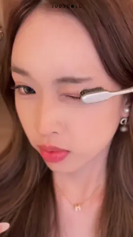 The Unbreakable Liner Code 🔐💧 Put the Ink Glider Longlasting Liquid Eyeliner to the ultimate test: scrub it, splash it, or simulate a rainy day under a running tap 🚰… This liner holds its ground. Even when rubbed with a wet toothbrush 🪥 #Judydoll #JudyDollGoesGlobal #liquideyeliner #inkglidereyeliner #longlastingeyeliner #liquideyeliner #NewProductAlert #BeautyLaunch