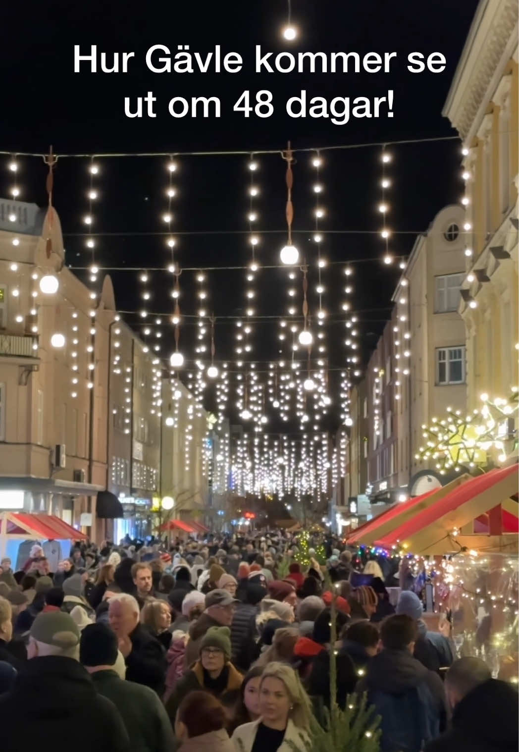 Snart där! Fira första advent i Gävle. I år ryktas det även att Skeidskobanan på Rådhustorget kommer vara igång till första advent.  * #förstaadvent #julenbörjarigävle #gävlecity #gävlebocken #julmarknad 