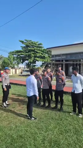 “Disiplin adalah nafasku”🫡 Personel sie propam polres pulau morotai memberikan tindakan kepada personil polres pulau morotai yang telat mengikuti apel pagi🔥💪🏼# #propampresisi #poldamalut #propamkuatpolrimantap #fyppppppppppppppppppppppp #foryoupage❤️❤️ 