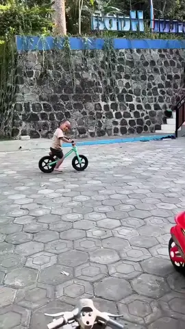 Beautiful day for cycling 🤣 #funnyvideos #funnytiktok #foryou #bikefunny #bike 