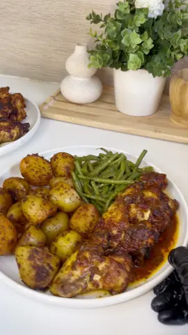 🍗 Ailes de poulet marinées au four & pommes de terre parfumées 🌿 Un plat plein de saveurs et de soleil ☀️ Des ailes de poulet dorées et croustillantes, marinées dans une sauce relevée et parfumée aux épices, accompagnées de pommes de terre tendres et d’herbes  Un vrai délice à partager en famille ou entre amis 🤍 ⸻ 🍗 Ailes de poulet marinées Ingrédients : 	•	1 à 1,5 kg d’ailes de poulet 	•	1 c. à soupe de concentré de tomate 	•	1 c. à soupe de yaourt nature 	•	1,5 c. à café de paprika 	•	1 c. à café de thym 	•	½ c. à café de piment ou poivre fort 	•	½ c. à café de curry 	•	¼ c. à café de poivre noir 	•	Sel selon le goût 	•	2 à 3 gousses d’ail hachées Préparation : 	1.	Dans un grand bol, mélangez les ails de poulet avec l’huile d’olive, la pâte de tomate, le yaourt, l’ail, le paprika, le thym, le piment, le curry, le poivre noir et le sel. 	2.	Enrobez bien les ailes de poulet avec  cette marinade. 	3.	Couvrez et laissez reposer au réfrigérateur pendant au moins 1 heure (ou toute la nuit pour plus de goût). 	4.	Disposez les ailes sur une plaque de cuisson recouverte de papier sulfurisé. 	5.	Faites cuire dans un four préchauffé à 180°C pendant 35 à 40 minutes, en les retournant à mi-cuisson. 	6.	Servez chaud, avec les pommes de terre et une salade verte ou de haricots. ⸻ 🥔 Pommes de terre parfumées aux herbes Ingrédients : 	•	pommes de terre 	•	1 c.na soupe de aneth  	•	1 c. à soupe de persil haché 	•	1,5 c. à café de sel 	•	1 c. à café de paprika 	•	Quelques tours de poivre frais 	•	1 gousse d’ail écrasée Préparation : 	1.	Lavez et faites cuire les pommes de terre dans de l’eau salée jusqu’à ce qu’elles soient tendres. 	2.	jusqu’à absorption de l’eau  	3.    Ajoute 39g de beurre , l’ail, le persil, le sel, le poivre et le paprika. 	4.	faire doré quelque minutes  	5.	Servez aussitôt — c’est simple, parfumé et parfait avec le poulet mariné 🍽️ ⸻ ✨ Conseil gourmand Servez ce plat avec une salade de haricots verts ou une salade fraîche au citron 🍋 Un repas complet, équilibré et plein de caractère. #ailesdepoulet #poulet #recette #ideerecette #recettefacile 